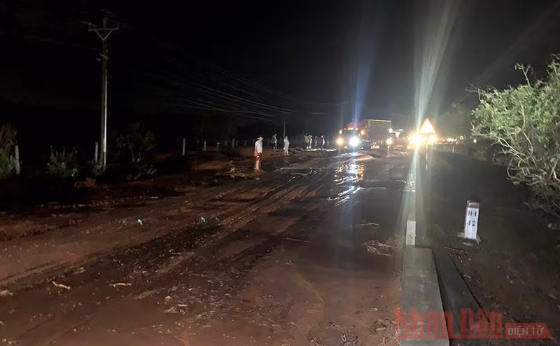 Mưa lớn gây sạt lở một số tuyến đường ở Mũi Né và Hòa Thắng -0