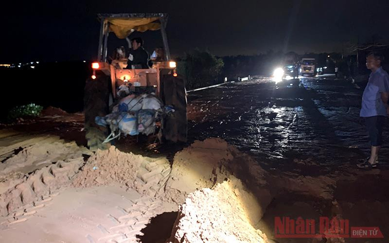 Các phương tiện cơ giới được huy động để múc cát, giải phóng mặt đường để khôi phục giao thông. Mưa lớn gây sạt lở một số tuyến đường ở Mũi Né và Hòa Thắng -1