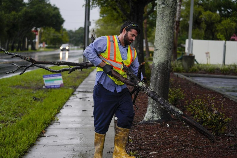 Dọn dẹp cành cây tại công viên thành phố Pinellas Park, Florida. (Ảnh: AP) New York ngập trên diện rộng do ảnh hưởng của bão Elsa -0