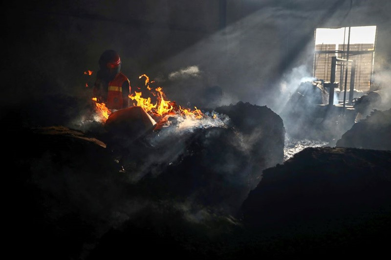 Nhân viên cứu hỏa dập lửa bên trong nhà máy Hashem. (Ảnh: Reuters) Cháy nhà máy thực phẩm tại Bangladesh, ít nhất 49 người thiệt mạng -0