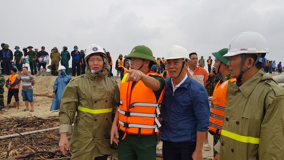 Thiếu tướng Sơn, Tổng giám đốc Trung tâm Phối hợp tìm kiếm cứu nạn hàng hải Việt Nam Bùi Văn Minh và lực lượng cứu nạn quyết tâm tìm mọi cách cứu các thuyền viên. Tiếp tục cứu chín người mắc kẹt trên tàu Vietship 01 -0