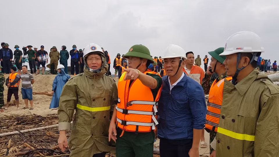 Tiếp tục cứu chín người mắc kẹt trên tàu Vietship 01 -0