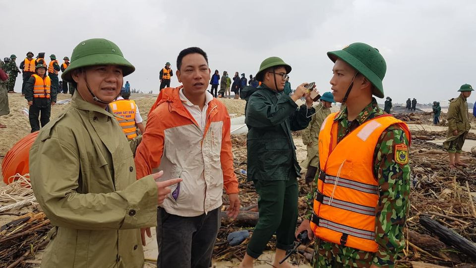 Phó Bí thư, Chủ tịch UBND tỉnh Quảng Trị Võ Văn Hưng đang trao đổi khẩn cấp với lực lượng cứu nạn. Tiếp tục cứu chín người mắc kẹt trên tàu Vietship 01 -0