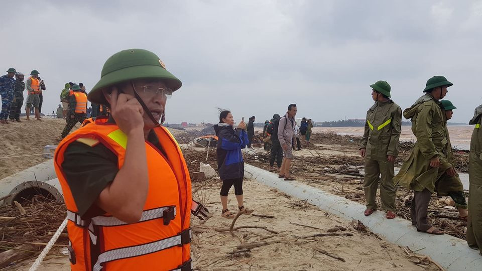Thiếu tướng Sơn chỉ huy tại điểm cứu nạn. Tiếp tục cứu chín người mắc kẹt trên tàu Vietship 01 -0