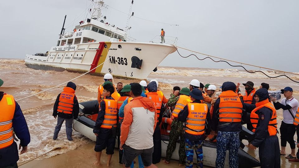 Trực thăng và đặc công cứu thành công tám người mắc kẹt trên tàu Vietship 01 ảnh 17 Tiếp tục cứu chín người mắc kẹt trên tàu Vietship 01 -0