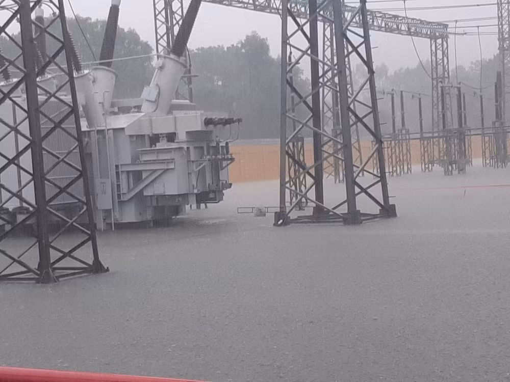 Căng mình ứng phó mưa lũ kéo dài, bảo đảm lưới điện truyền tải vận hành an toàn -0