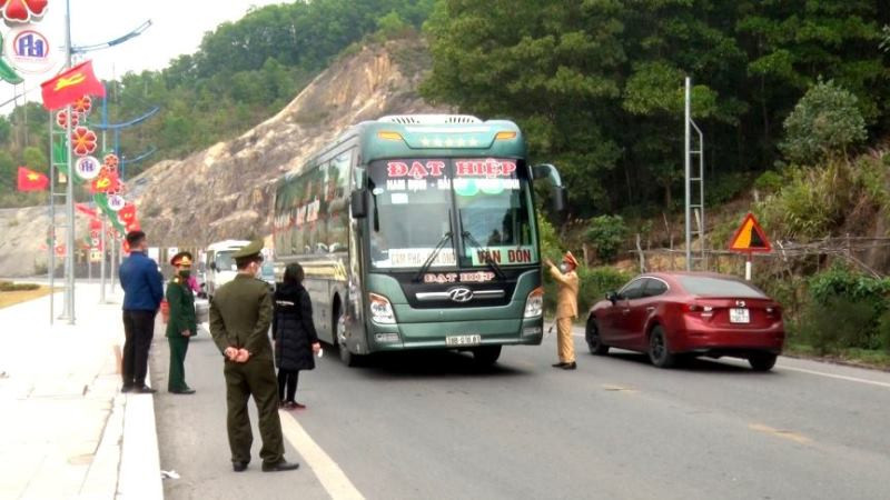 Kiểm soát xe đi vào huyện. Vân Đồn quyết liệt triển khai phòng, chống dịch -0