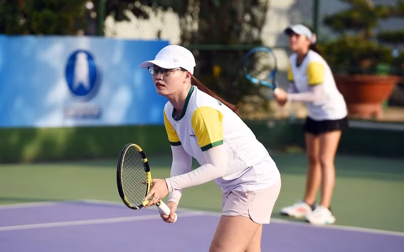 Huỳnh Trần Ngọc Nhi và Phan Lưu Thảo Nguyên vừa tạo nên bất ngờ đầu tiên tại giải năm nay. (Ảnh: VTF)