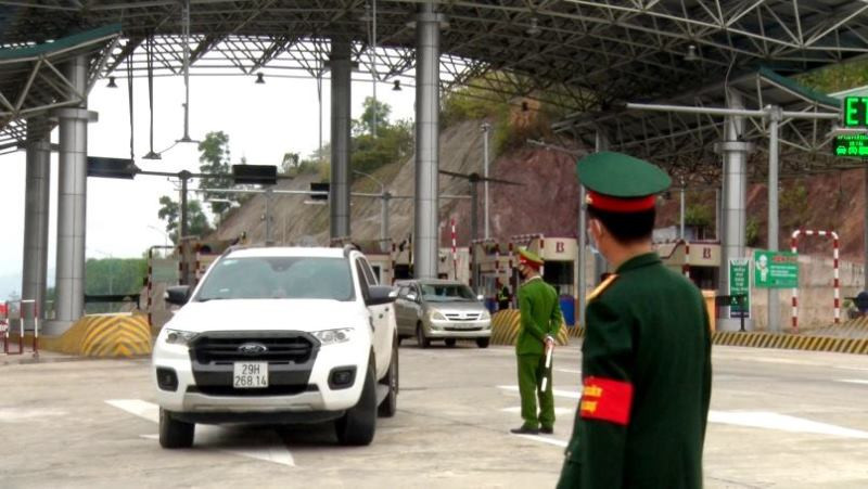 Lực lượng chức năng làm nhiệm vụ tại Trạm thu phí cao tốc Vân Đồn - Hạ Long. Vân Đồn quyết liệt triển khai phòng, chống dịch -0