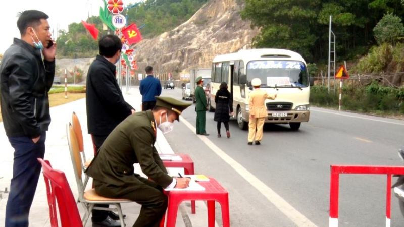 Các lực lượng thực hiện nhiệm vụ tại chốt kiểm dịch đầu Cầu 1 Vân Đồn.
