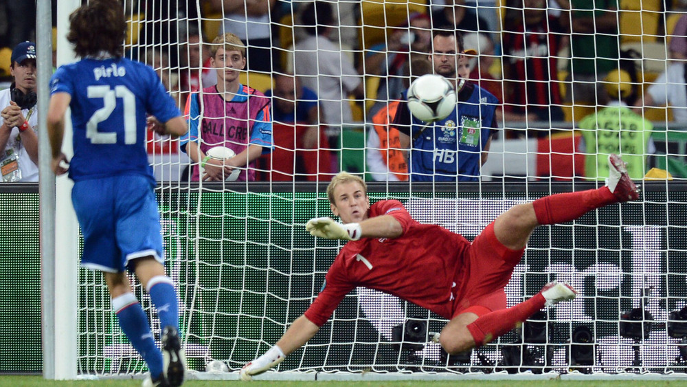 Andrea Pirlo bình tĩnh đánh bại thủ môn Joe Hart của Anh bằng pha Panenka trong loạt luân lưu ở tứ kết EURO 2012 tháng 6/2012. Italia thắng chung cuộc 4-2 ở loạt luân lưu cân não để đi tiếp sau khi hai đội hòa 0-0 trong thời gian thi đấu chính thức và cả hiệp phụ. (Ảnh: Getty Images) Những khoảnh khắc đáng nhớ trong lịch sử đối đầu Italia - Anh -0
