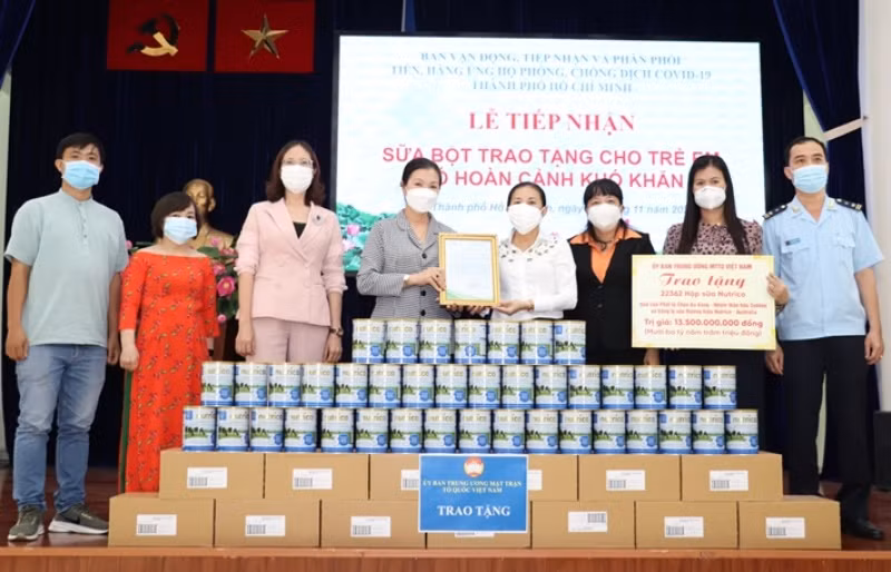 Các đơn vị trao tặng sữa cho các trẻ có hoàn cảnh khó khăn.