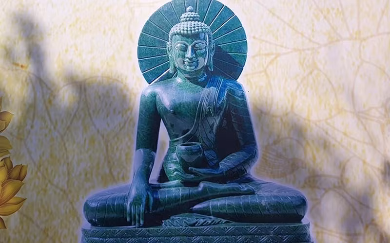 Tượng Phật ngọc có trọng lượng 3,8 tấn, chiều cao 2,2 mét và là pho tượng Phật Thích Ca làm bằng ngọc thạch có nguồn gốc từ Canada.