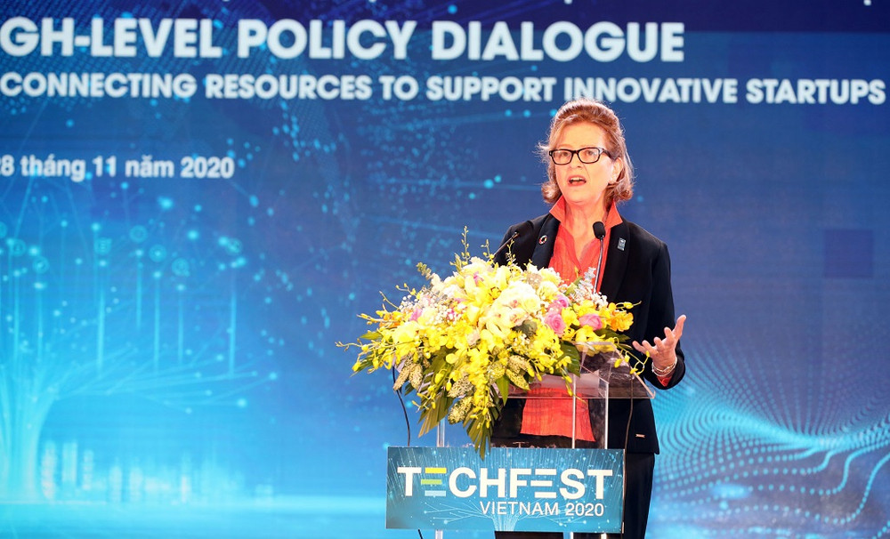 Bà Caitlin Wiesen, đại diện Chương trình phát triển Liên hợp quốc (UNDP) tại Việt Nam phát biểu tại Diễn đàn. Diễn đàn cấp cao Kết nối nguồn lực hỗ trợ khởi nghiệp đổi mới sáng tạo -0