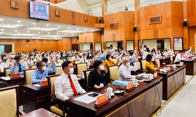 Các đại biểu thông qua nhiều tờ trình.