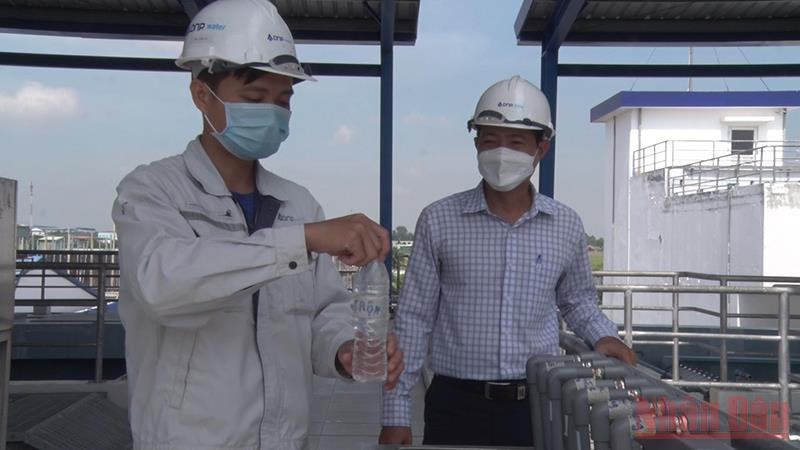 Công nhân Nhà máy nước Nhị Thành lấy mẫu nước kiểm tra mỗi ngày trước khi cấp nước cho nhân dân sử dụng. Nước ngọt đến với hơn 100.000 hộ dân vùng hạ Long An -0