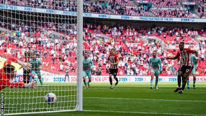 Ivan Toney thực hiện thành công quả phạt đền thứ 11 trong mùa giải này để mở tỷ số cho Brentford. (Ảnh: Rex Features) Brentford thăng hạng Premier League sau 74 năm chờ đợi -0