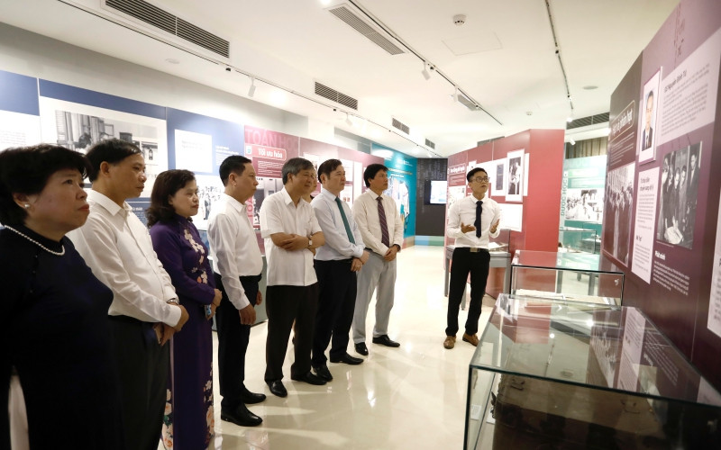 Các đại biểu tham quan gian trưng bày. Những dấu ấn Khoa học - Sáng tạo và Cống hiến -0