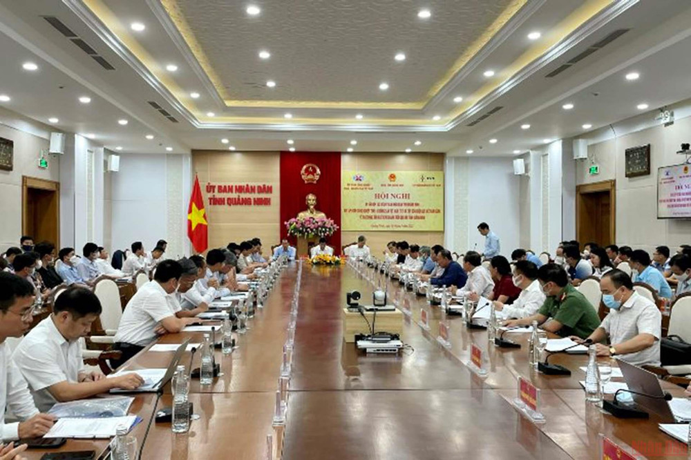 Quang cảnh hội nghị thảo luận về các nội dung hợp tác giữa UBND tỉnh với ngành điện, ngành than. (Ảnh: Quang Thọ) Hợp tác ba bên giữa tỉnh Quảng Ninh, TKV và EVN -0