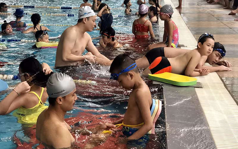 Lớp dạy bơi, kỹ năng phòng, chống đuối nước cho trẻ em tại bể bơi Olympia (Hà Nội). (Ảnh MINH HÀ)