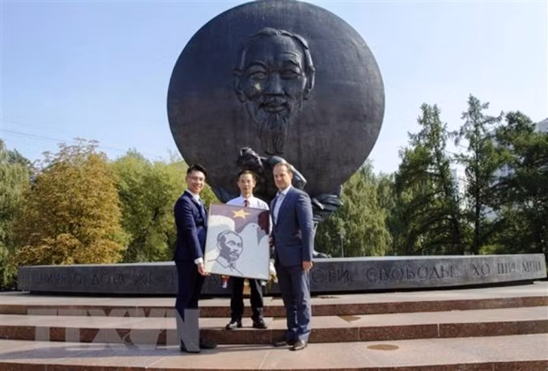 Sinh viên Việt Nam tại Nga dâng hoa tại tượng đài Chủ tịch Hồ Chí Minh -0