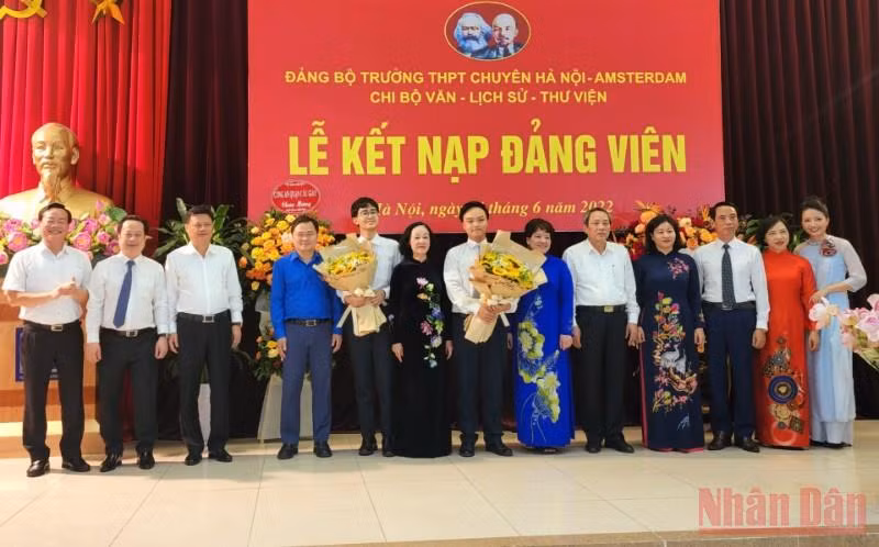 Đồng chí Trương Thị Mai dự Lễ kết nạp Đảng viên mới tại trường chuyên Hà Nội-Amsterdam -0