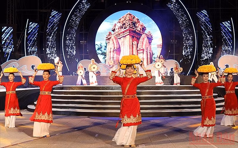 Một trong những tiết mục nghệ thuật mở màn chuỗi sự kiện Nha Trang-Chào hè 2022. 