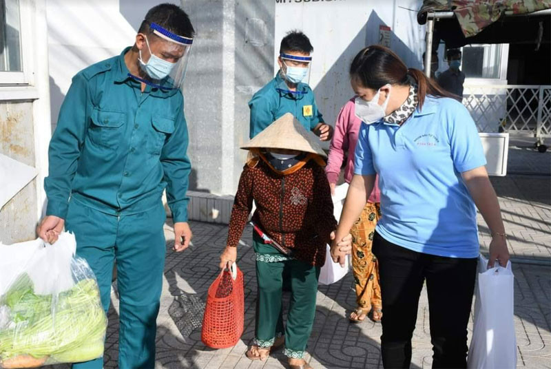 Lực lượng dân quân tự vệ quận Bình Tân (TP Hồ Chí Minh), hỗ trợ người dân gặp khó khăn trong thời điểm thành phố thực hiện giãn cách xã hội theo Chỉ thị 16. Sát cánh cùng các địa phương phía nam chống dịch -0