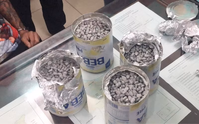 Một lượng lớn ma tuý tổng hợp được giấu trong hộp sữa bột, vận chuyển từ Đức về Việt Nam tiêu thụ.