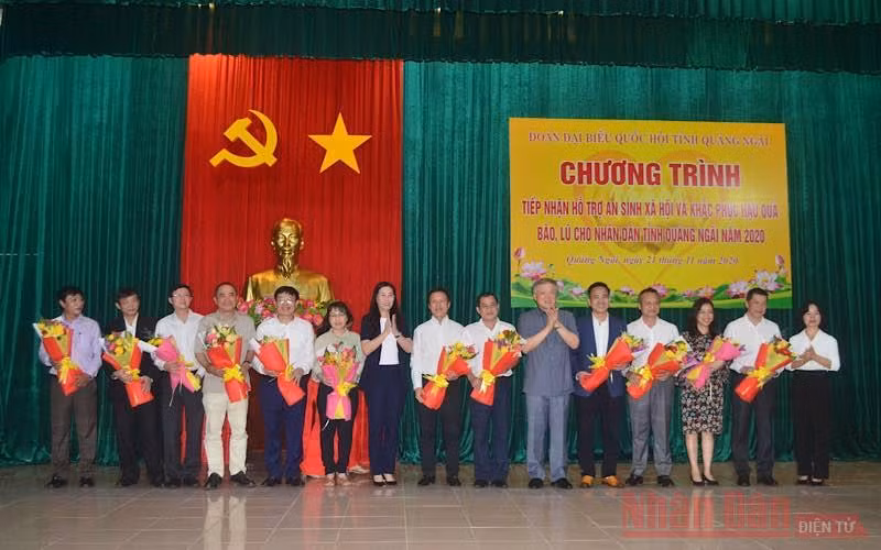 Đồng chí Nguyễn Hòa Bình và đồng chí Bùi Thị Quỳnh Vân tặng hoa tri ân tấm lòng hảo tâm các doanh nghiệp, cá nhân đã ủng hộ giúp đỡ đồng bào vùng bão, lũ Quảng Ngãi.