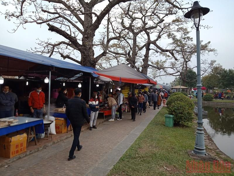 Khung cảnh tại di tích chùa Keo. Hàng nghìn du khách đổ về chùa Keo Thái Bình trong ngày đầu năm mới -0
