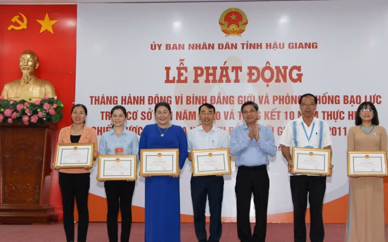 Tặng Bằng khen cho các tập thể.