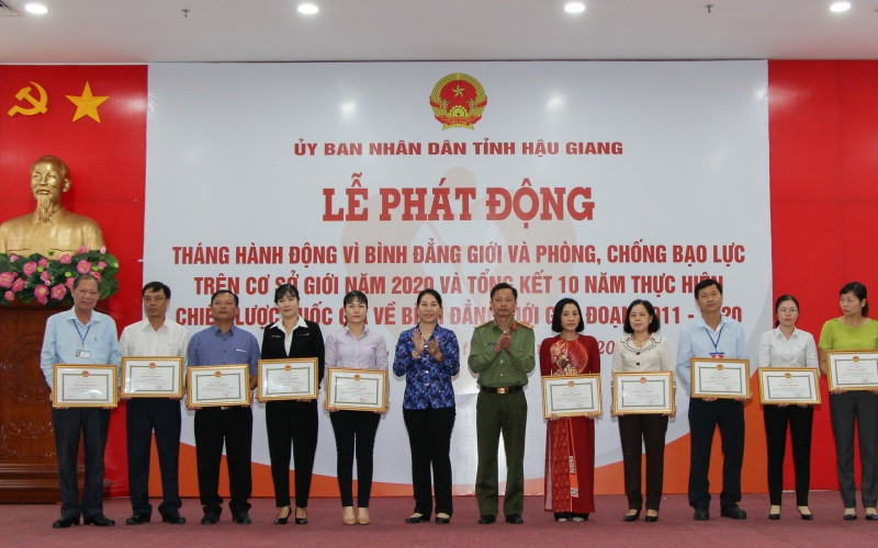 Tặng Bằng khen cho các cá nhân. Hậu Giang phát động Tháng hành động vì bình đẳng giới năm 2020 -0