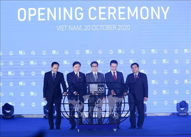 Nước chủ nhà Việt Nam bấm nút khai mạc Hội nghị và Triển lãm Thế giới số (ITU Digital World) 2020. Ảnh: TTXVN.
