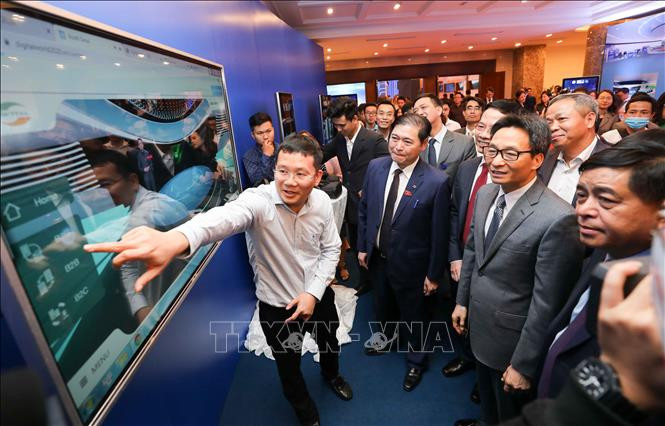 Phó Thủ tướng Vũ Đức Đam cùng các đại biểu tham quan Triển lãm Thế giới số trong khuôn khổ ITU Digital World 2020. Ảnh: TTXVN. Khai mạc ITU Digital World 2020: Toàn cầu cùng xây dựng thế giới số -0