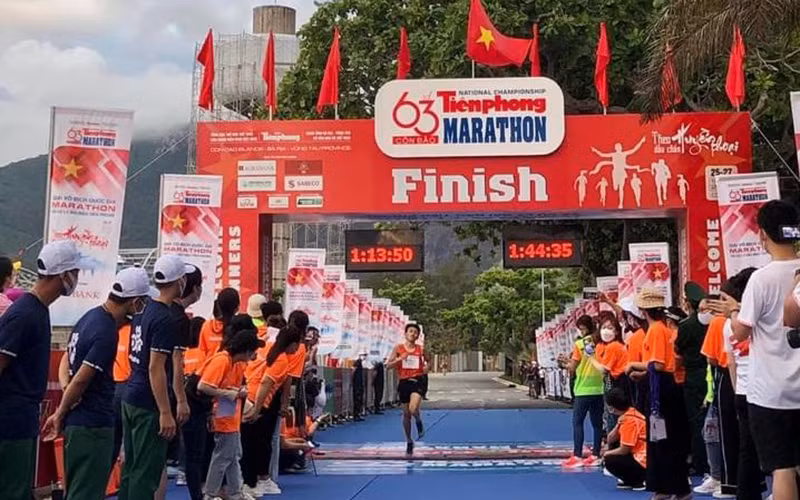 Các vận động viên dự Giải vô địch quốc gia marathon và cự ly dài Báo Tiền Phong lần thứ 63. (Ảnh HỮU VIỆT)