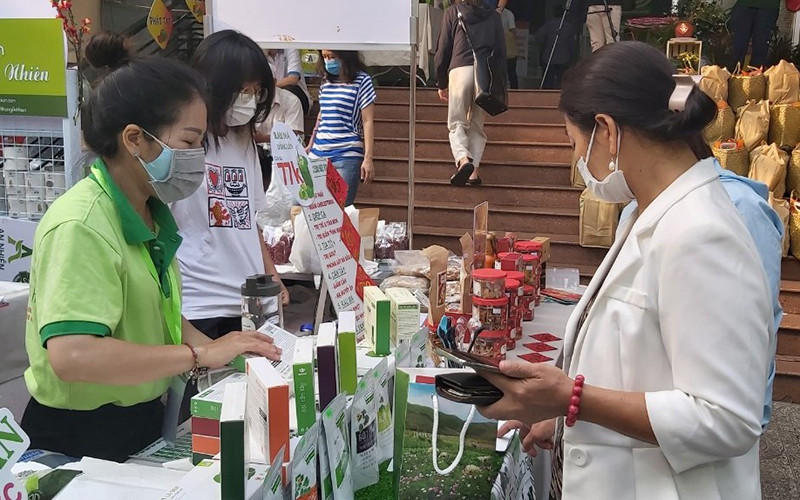 Người tiêu dùng mua hàng hóa tại Phiên chợ Tết Xanh-Quà Việt Xuân Nhâm Dần 2022.