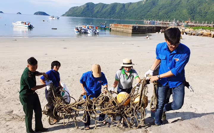 Thu gom rác thải nhựa trên bãi biển huyện Côn Đảo (Bà Rịa - Vũng Tàu). Ảnh: HOÀNG MINH