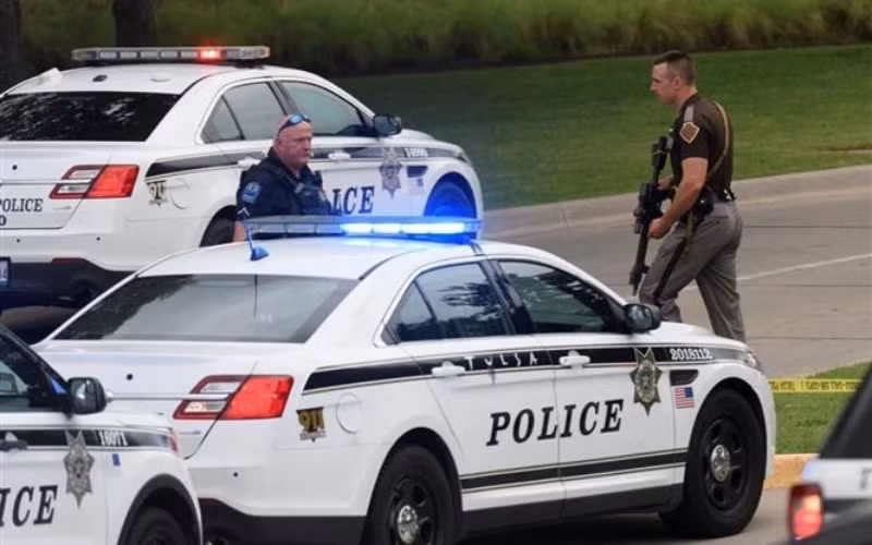 (Ảnh minh họa - Cảnh sát điều tra hiện trường một vụ xả súng ở Tulsa, bang Oklahoma (Mỹ), ngày 1/6/2022 - Reuters/TTXVN)