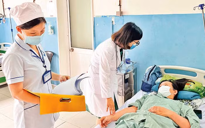 Bệnh nhân điều trị tại Bệnh viện đa khoa khu vực Hóc Môn. (Ảnh minh họa: nhandan.vn)