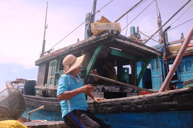 Lão ngư Nguyễn Quang nhắc nhở tàu cá giữ vệ sinh vùng biển khi neo đậu. Những người “canh” giữ vùng lộng -0