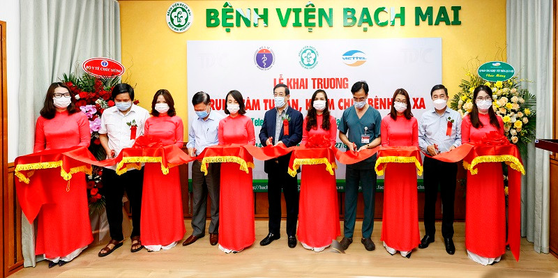 Các đại biểu cắt băng khánh thành Trung tâm tư vấn, khám chữa bệnh từ xa. 