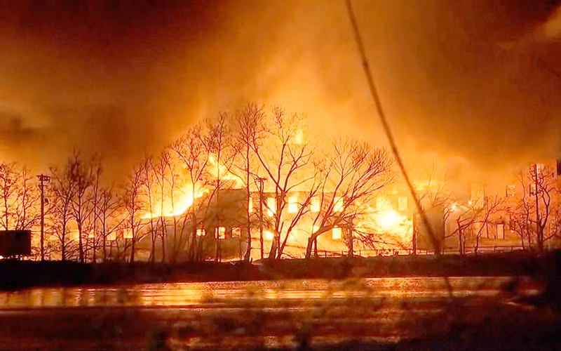 Một góc vụ hỏa hoạn tại nhà máy hóa chất.