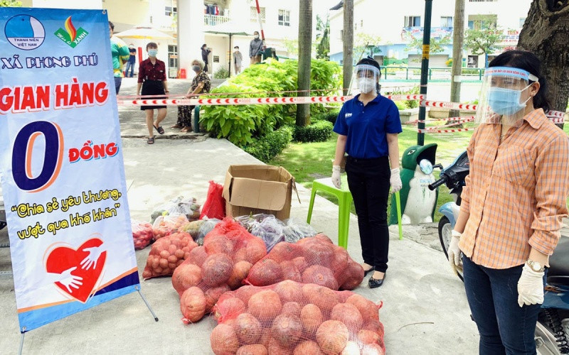 Nông sản Lâm Đồng từ những “chuyến xe yêu thương” đợt một đã đến những “Gian hàng 0 đồng” của tuổi trẻ thành phố Hồ Chí Minh tại các khu cách ly. Những “chuyến xe yêu thương” từ Lâm Đồng tiếp tục hướng về vùng dịch -0