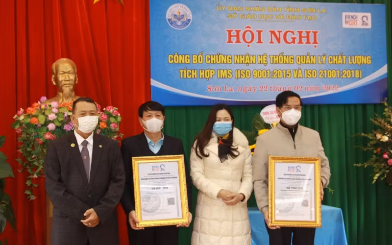 Sở Giáo dục và Đào tạo tỉnh Sơn La đón nhận chứng nhận Hệ thống quản lý chất lượng tích hợp IMS.