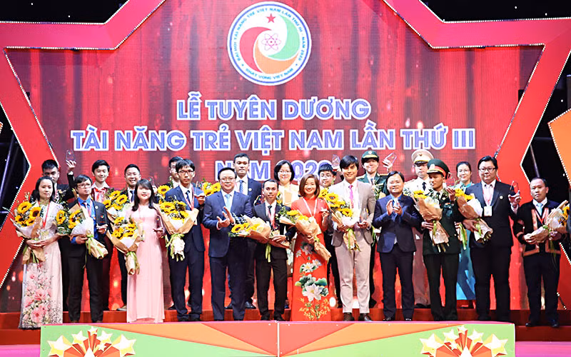 Đại diện lãnh đạo Đảng, Nhà nước, đoàn thể trao phần thưởng tặng 20 Tài năng trẻ Việt Nam đặc biệt xuất sắc năm 2020.