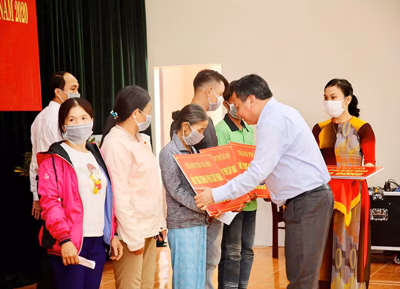 Lãnh đạo Thành uỷ Hà Nội tặng quà cho các hộ dân gặp khó khăn tại huyện Phú Ninh, tỉnh Quảng Nam 