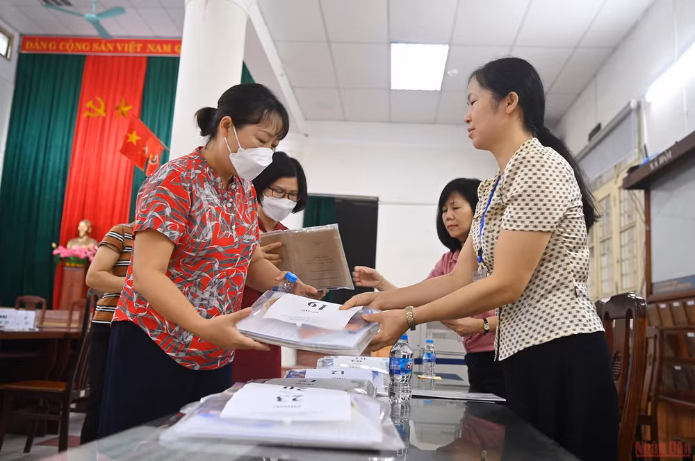 Học sinh Hà Nội bước vào môn thi đầu tiên kỳ tuyển sinh lớp 10 THPT -0