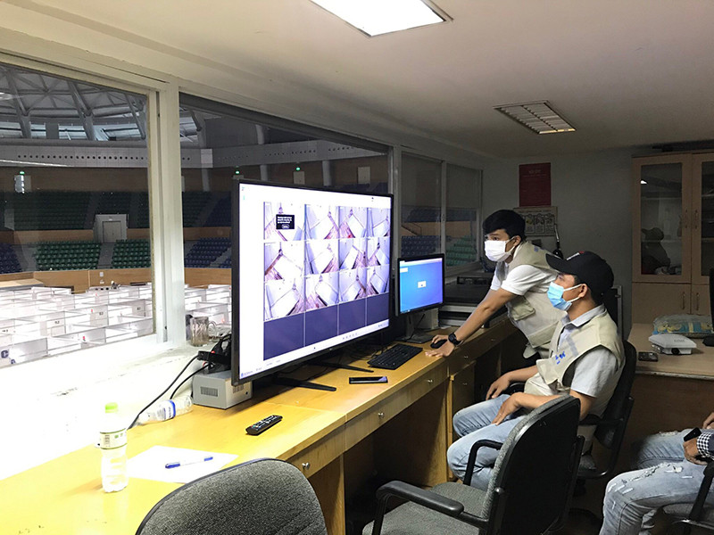 Hệ thống camera tại phòng chỉ huy bệnh viện. Bệnh viện dã chiến tại Cung thể thao Tiên Sơn sẵn sàng hoạt động -0