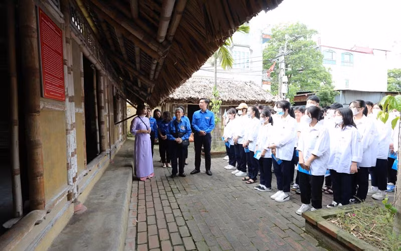 Đoàn viên, thanh niên Bắc Ninh tham quan tại Khu lưu niệm Tổng Bí thư Nguyễn Văn Cừ.
